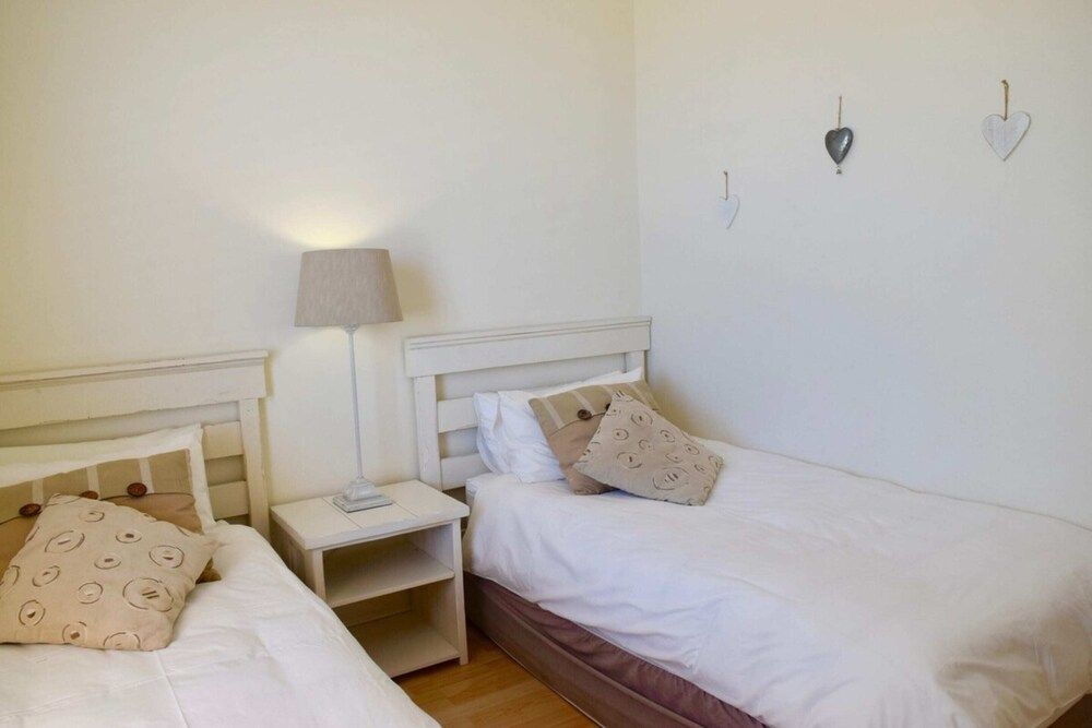 undefined Cozy 2 Bedroom Nestled Under Devils Peak 2