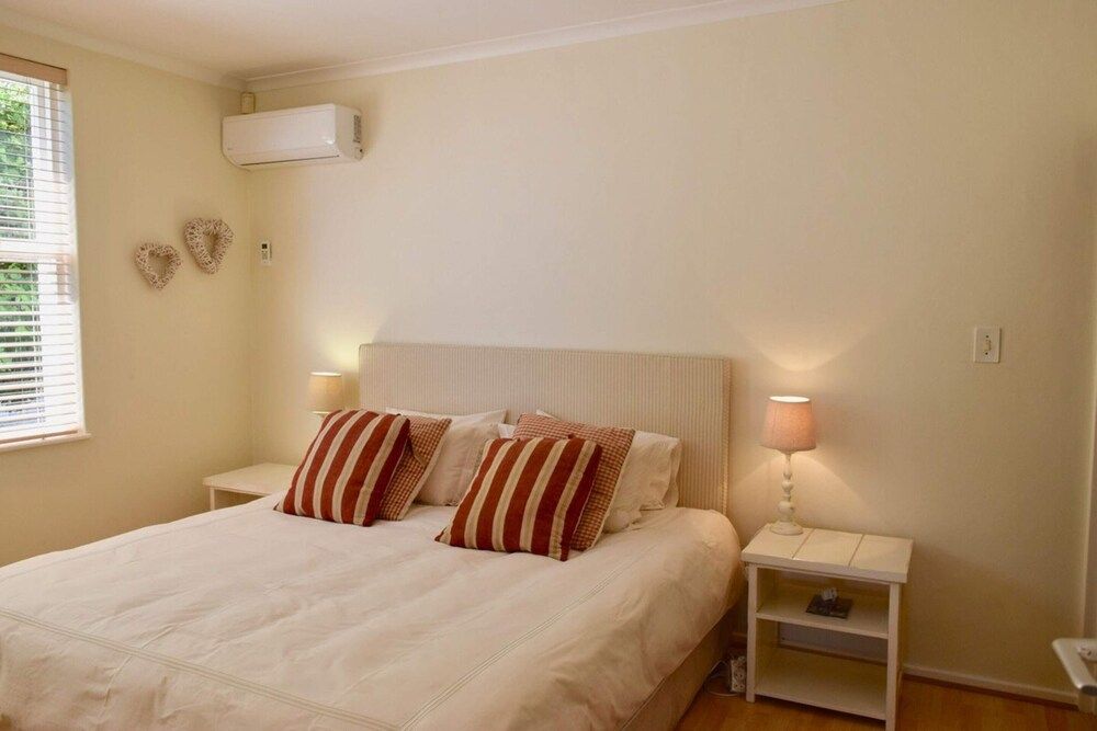 undefined Cozy 2 Bedroom Nestled Under Devils Peak 4