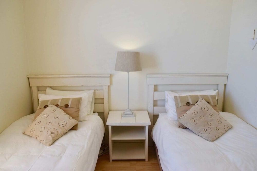 undefined Cozy 2 Bedroom Nestled Under Devils Peak 6