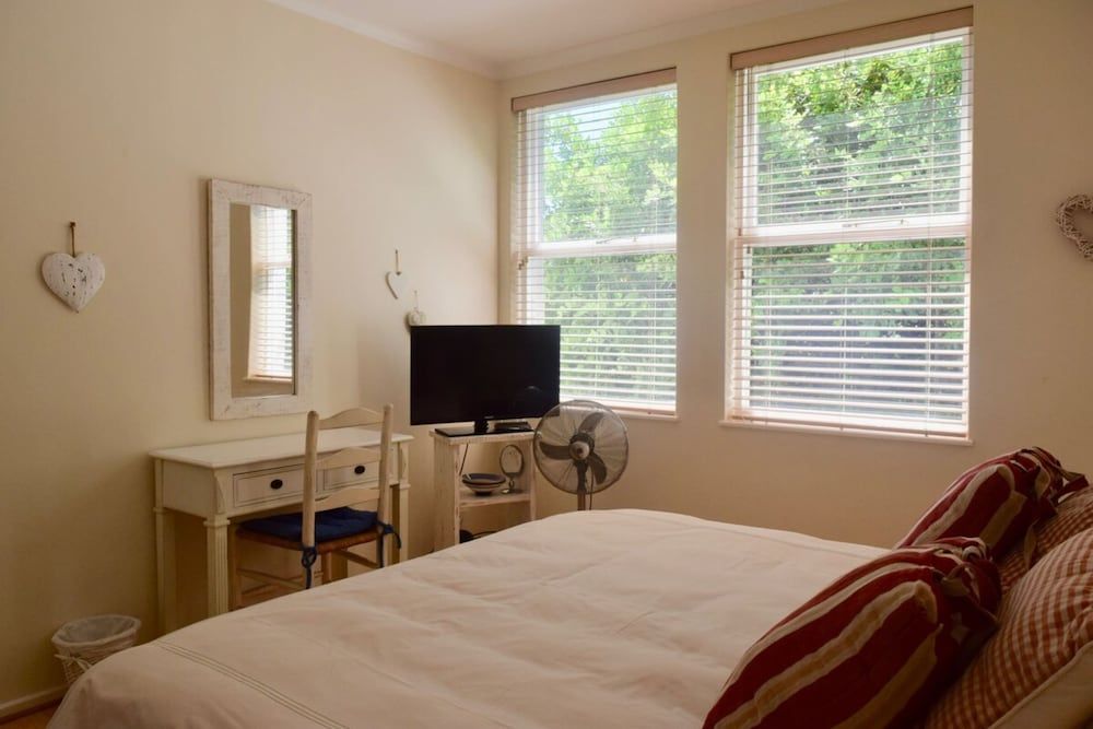 undefined Cozy 2 Bedroom Nestled Under Devils Peak 3