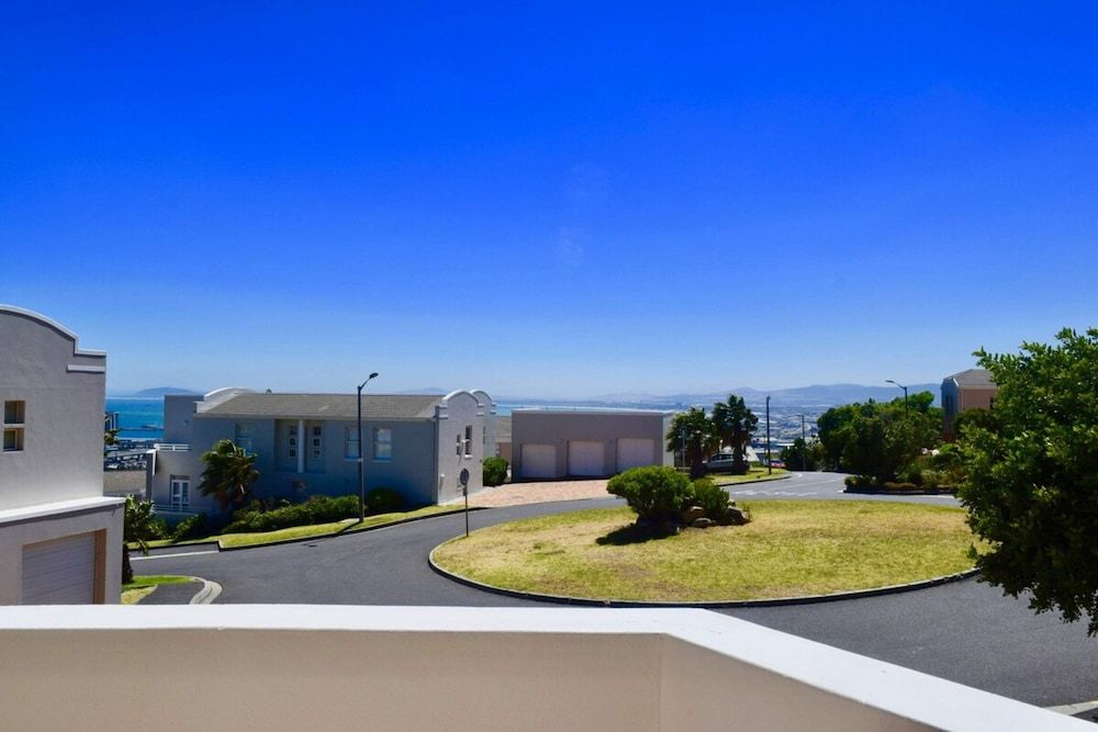 undefined Cozy 2 Bedroom Nestled Under Devils Peak