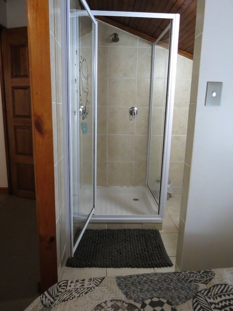 Three Spruce Standard Twin Room 11