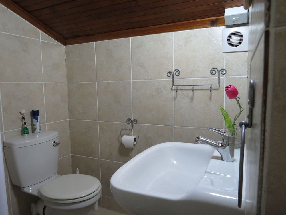 Three Spruce Standard Twin Room 9