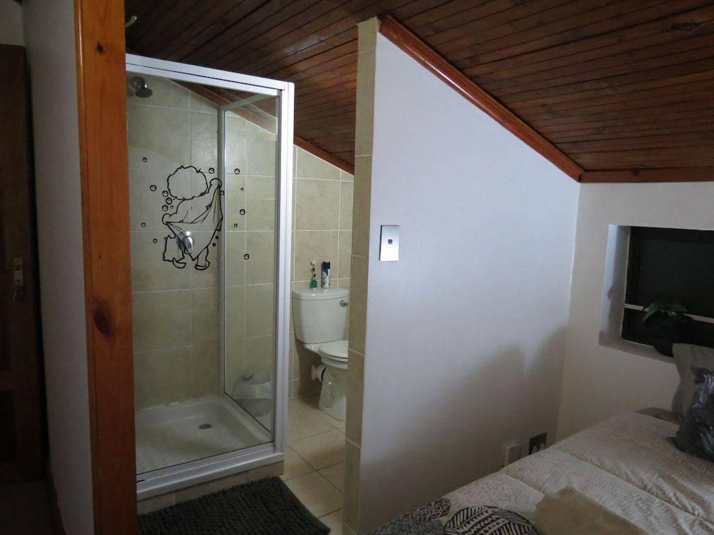 Three Spruce Standard Twin Room 8