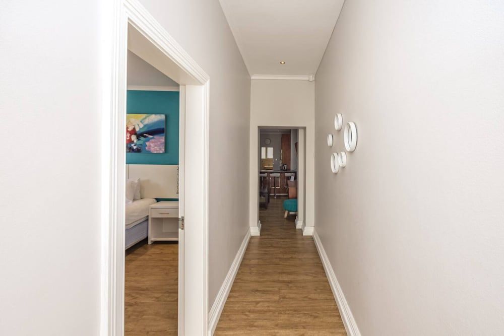 Contemporary 4 Bedroom Home Apartment (4 Bedrooms) 20