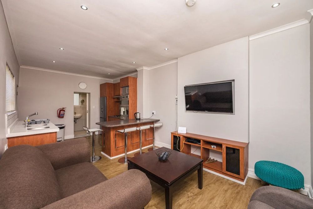 Contemporary 4 Bedroom Home Apartment (4 Bedrooms) 19