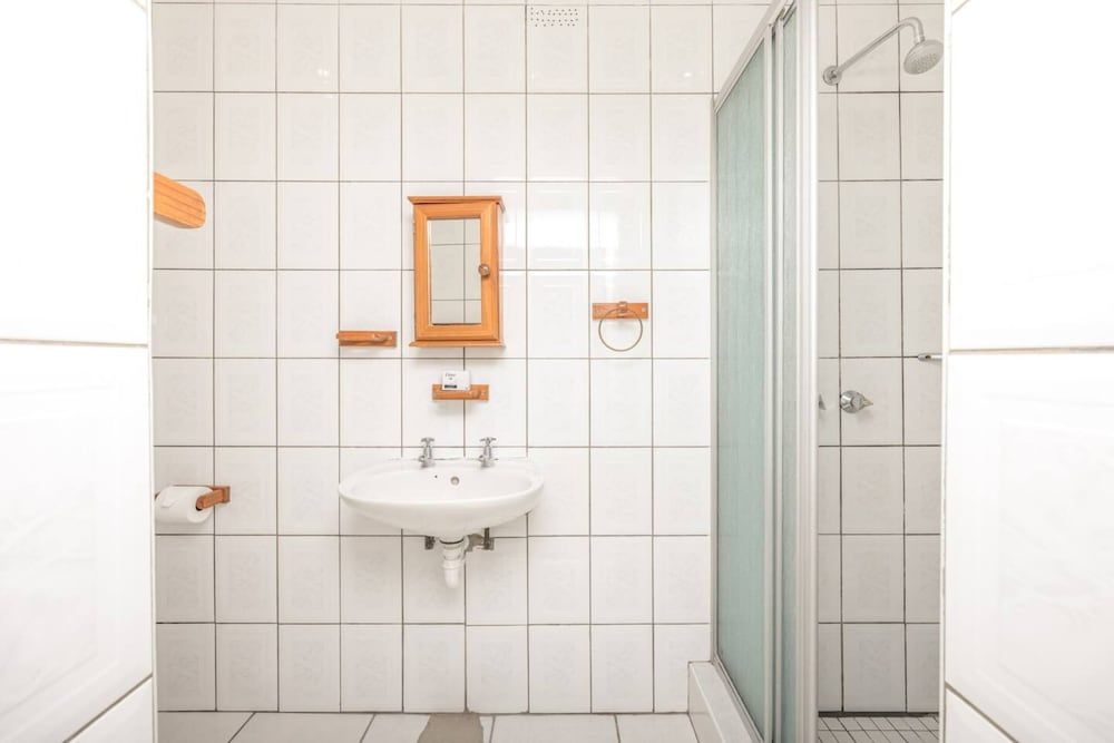 Contemporary 4 Bedroom Home Apartment (4 Bedrooms) 12