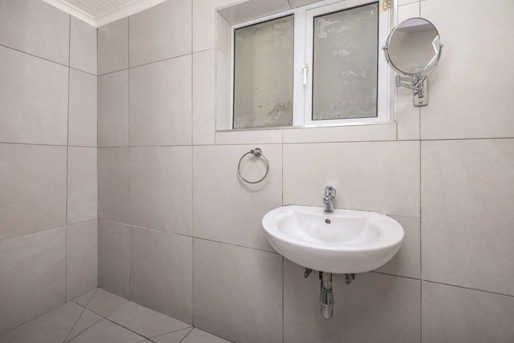 Contemporary 4 Bedroom Home Apartment (4 Bedrooms) 15