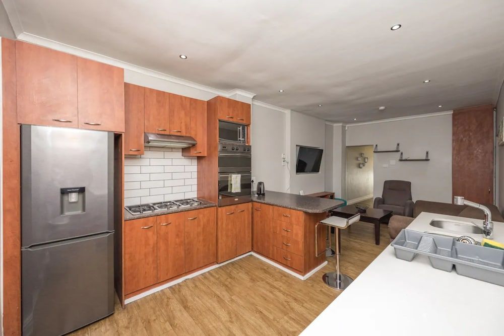 Contemporary 4 Bedroom Home Apartment (4 Bedrooms) 18