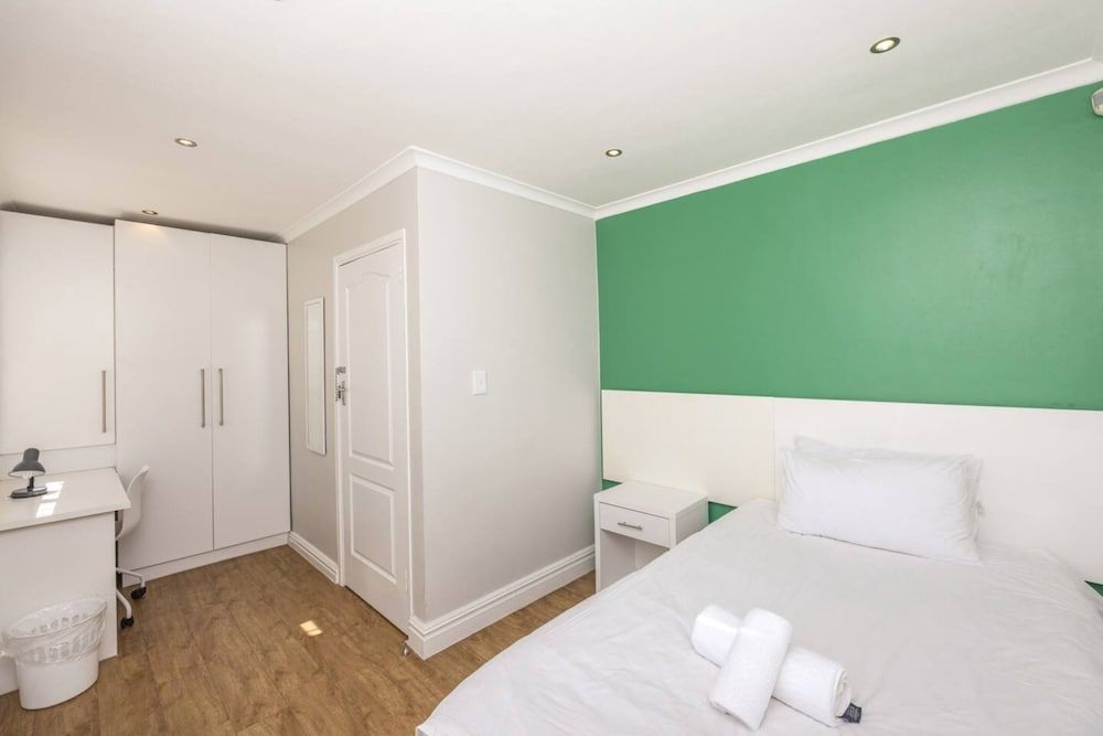 Contemporary 4 Bedroom Home Apartment (4 Bedrooms) 5