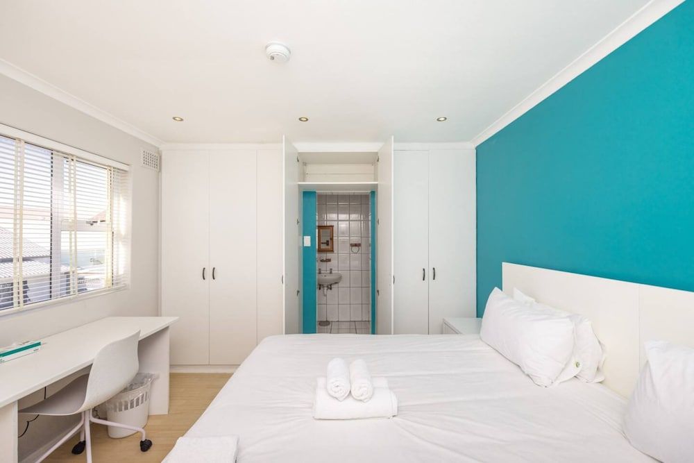 Contemporary 4 Bedroom Home Apartment (4 Bedrooms) 6