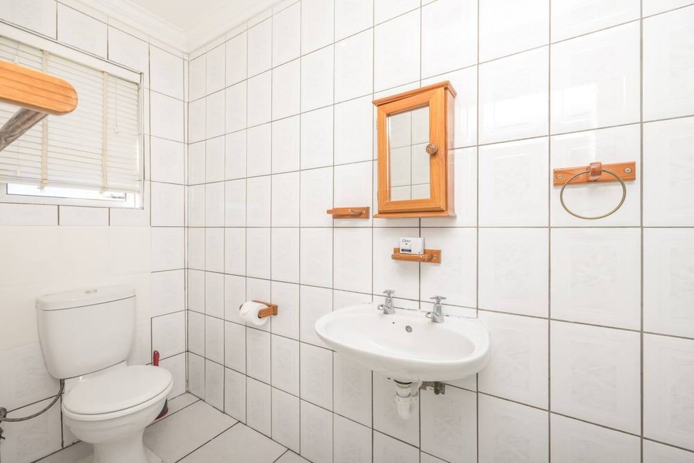 Contemporary 4 Bedroom Home Apartment (4 Bedrooms) 14