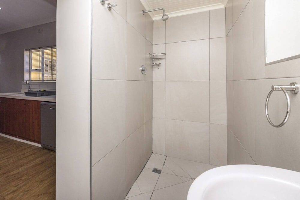 Contemporary 4 Bedroom Home Apartment (4 Bedrooms) 13