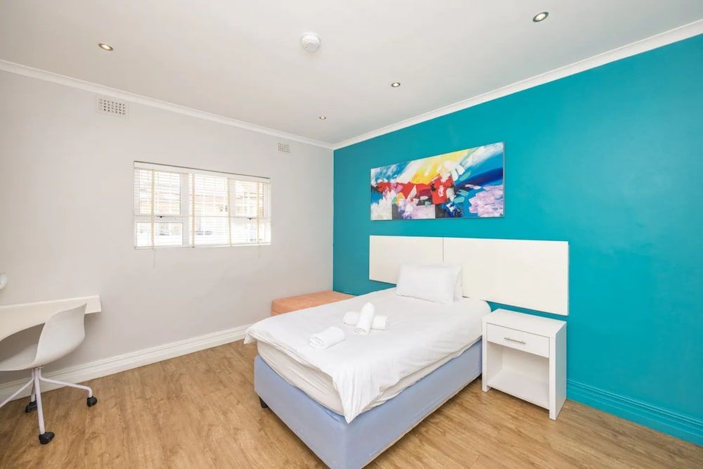 Contemporary 4 Bedroom Home Apartment (4 Bedrooms) 7