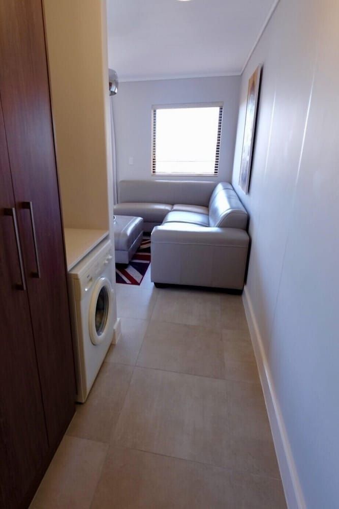 undefined Blou Inn - Century City 7