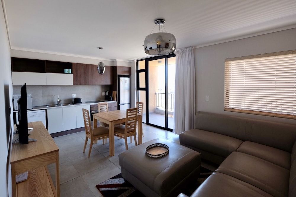 undefined Blou Inn - Century City 2