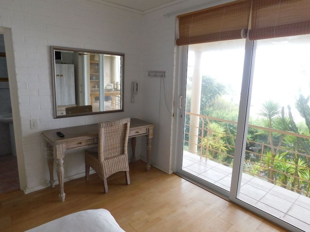 32 Top Road Fresnaye Standard Room 15