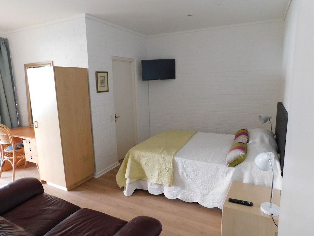 32 Top Road Fresnaye Standard Room 3