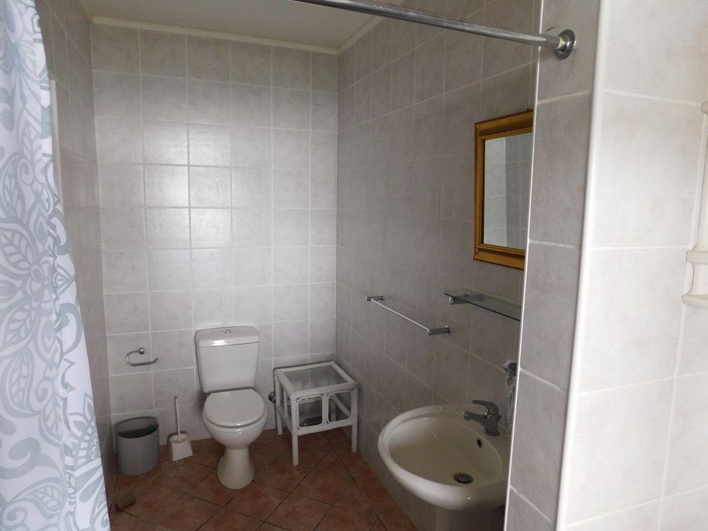 32 Top Road Fresnaye Standard Room 9