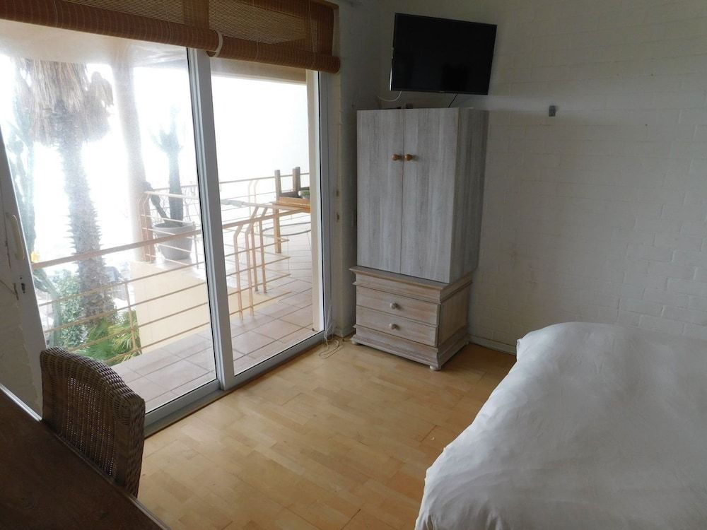 32 Top Road Fresnaye Standard Room 13