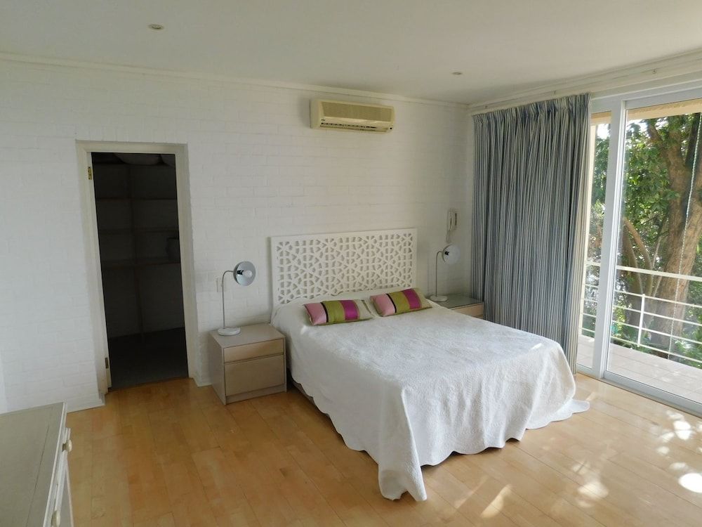 32 Top Road Fresnaye Standard Room 5