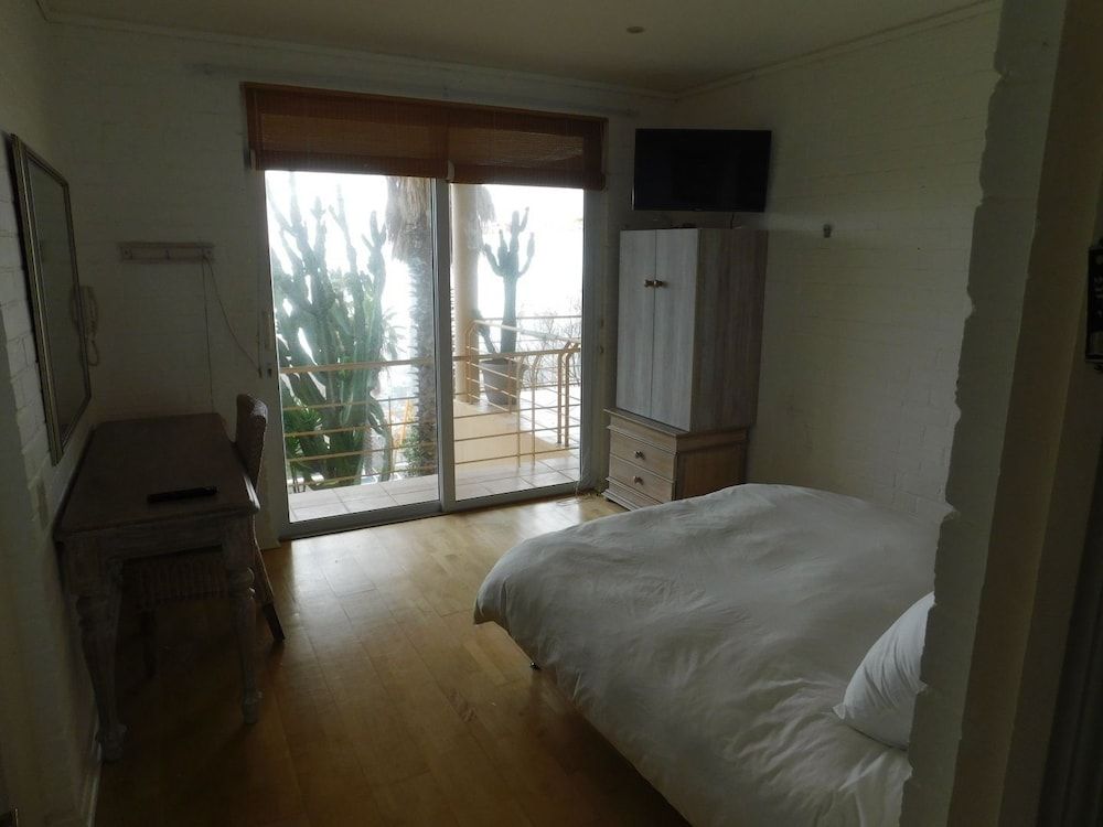 32 Top Road Fresnaye Standard Room 12