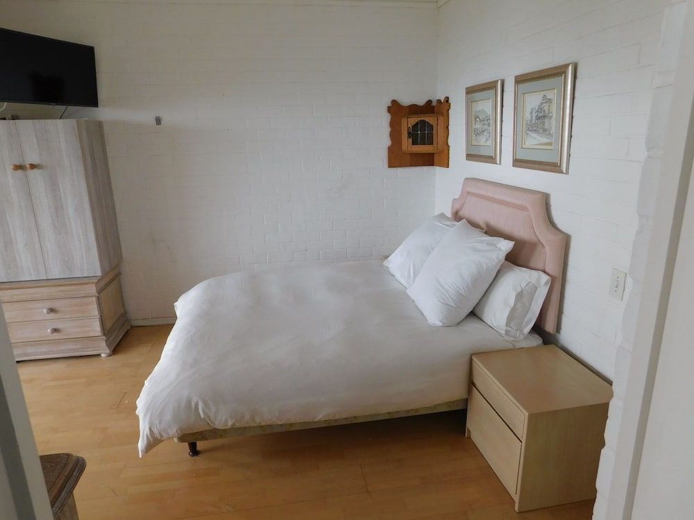 32 Top Road Fresnaye Standard Room 2