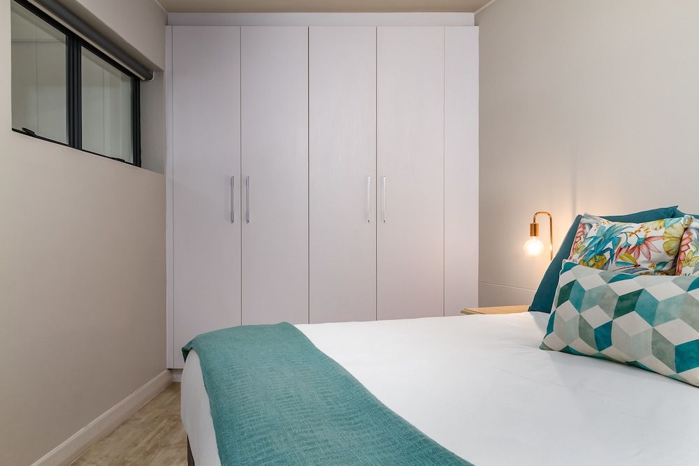 undefined Greenwich 405 8