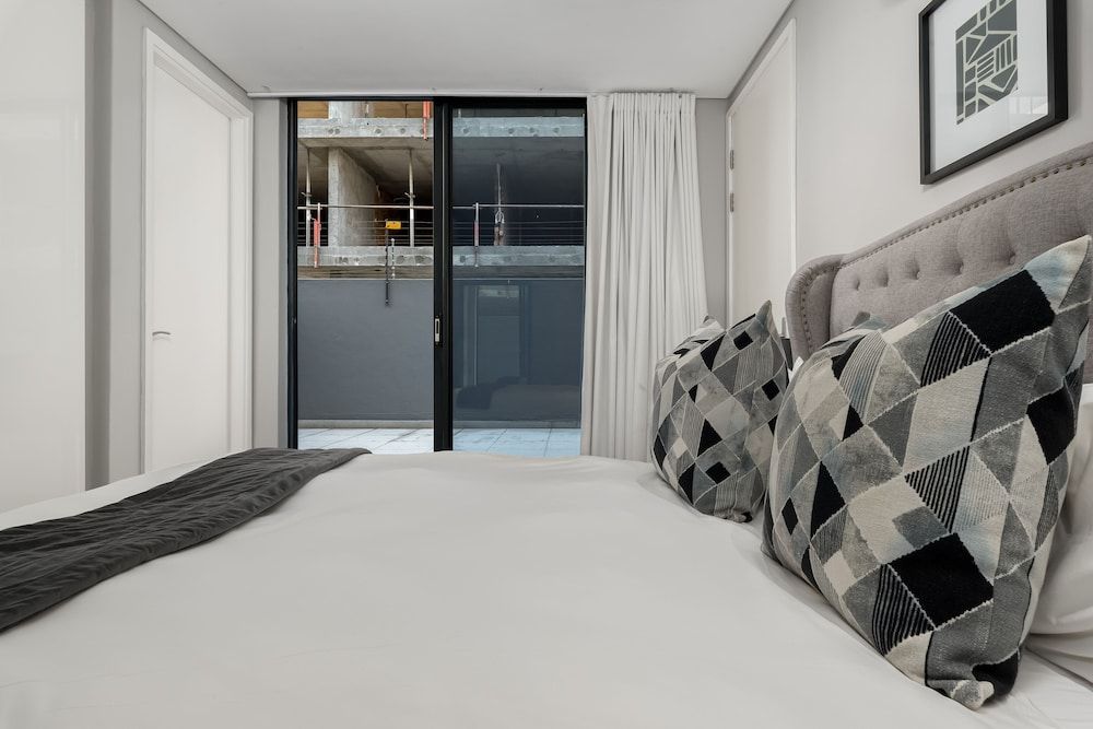 Best of Both Luxury Apartment 11