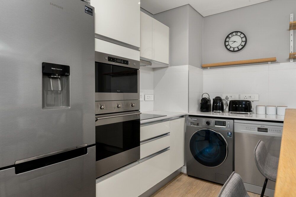 Best of Both Luxury Apartment 16