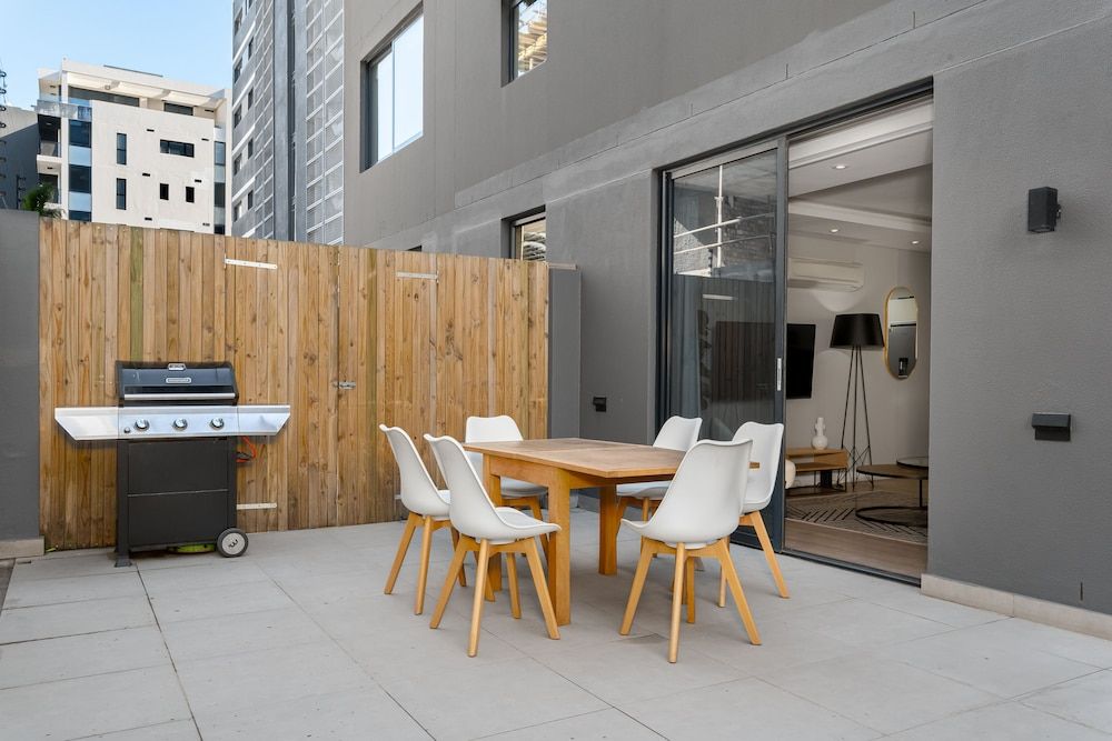 Best of Both Luxury Apartment 15