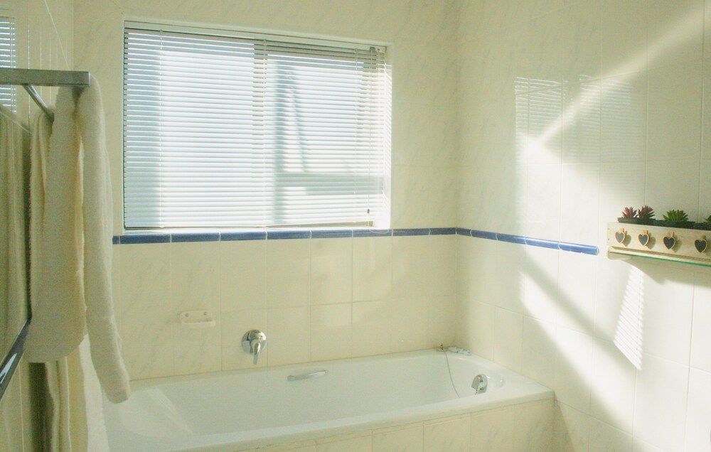 Blouberg Guest Suites Deluxe Double Room 5