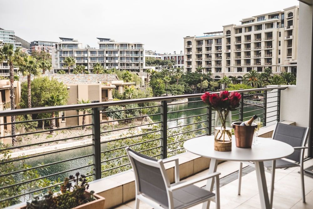 205 Pembroke Classic Apartment 32