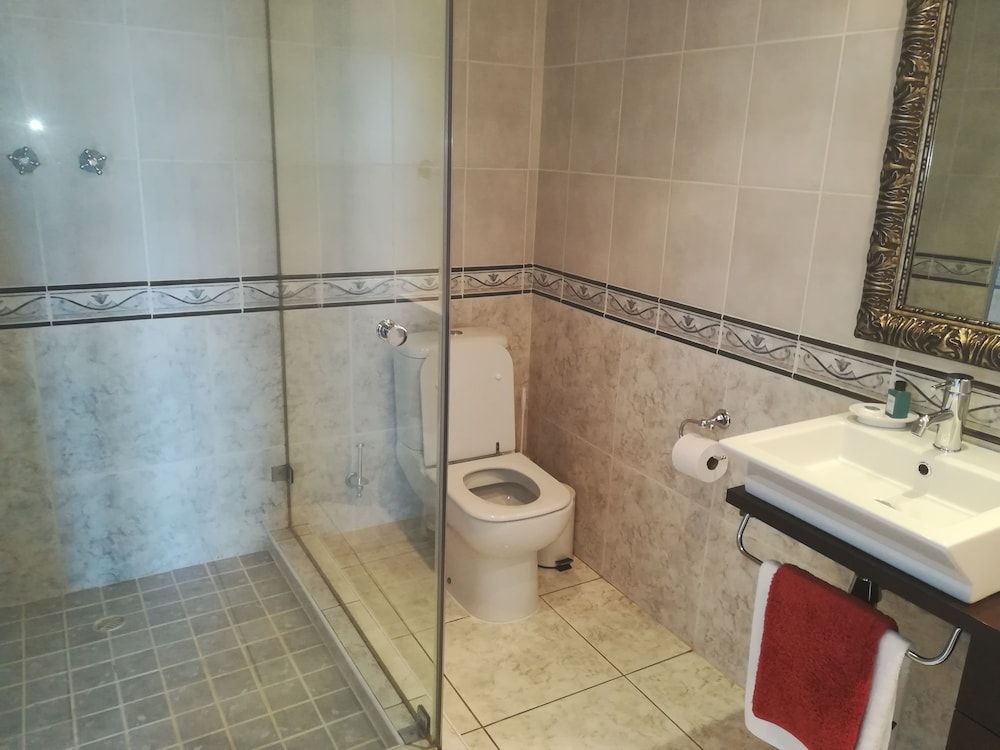 Cape Grandeur Comfort Double Room (Protea) 4