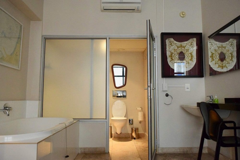 undefined Stylish Apartment with Rooftop Pool & City Views 9