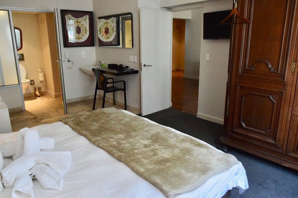 undefined Stylish Apartment with Rooftop Pool & City Views 8