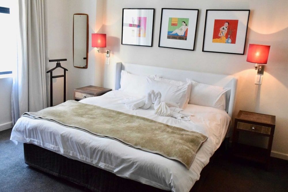 undefined Stylish Apartment with Rooftop Pool & City Views 7