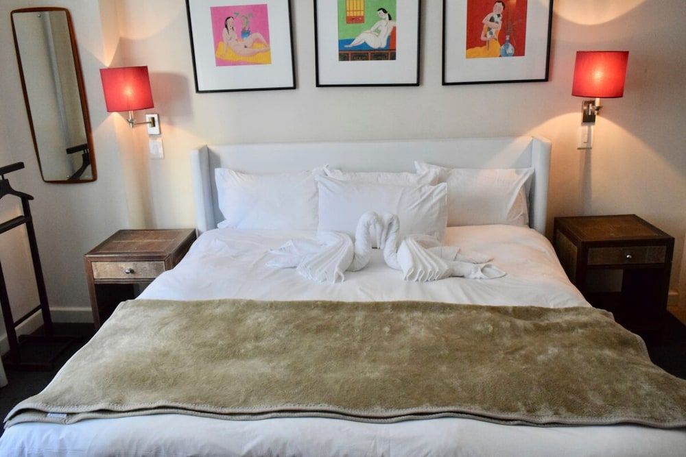 undefined Stylish Apartment with Rooftop Pool & City Views