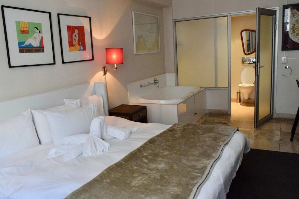 undefined Stylish Apartment with Rooftop Pool & City Views 6