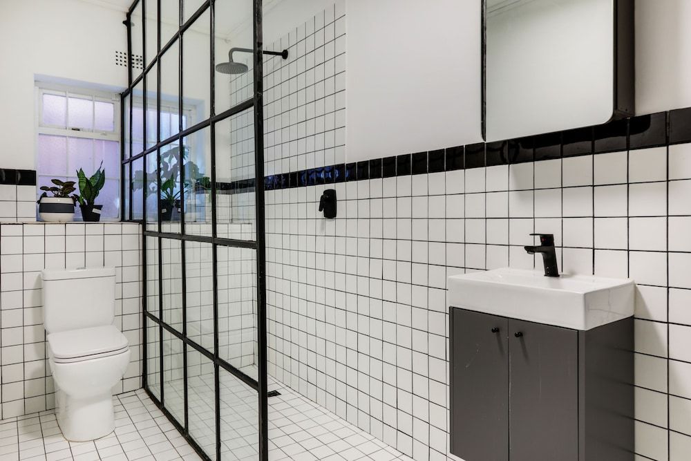 Victorian Manor Apartment Luxury Apartment, Pool View 7