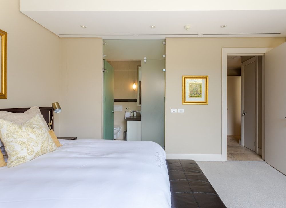 005 Palgrave on the Waterfront Marina Luxury Apartment 7