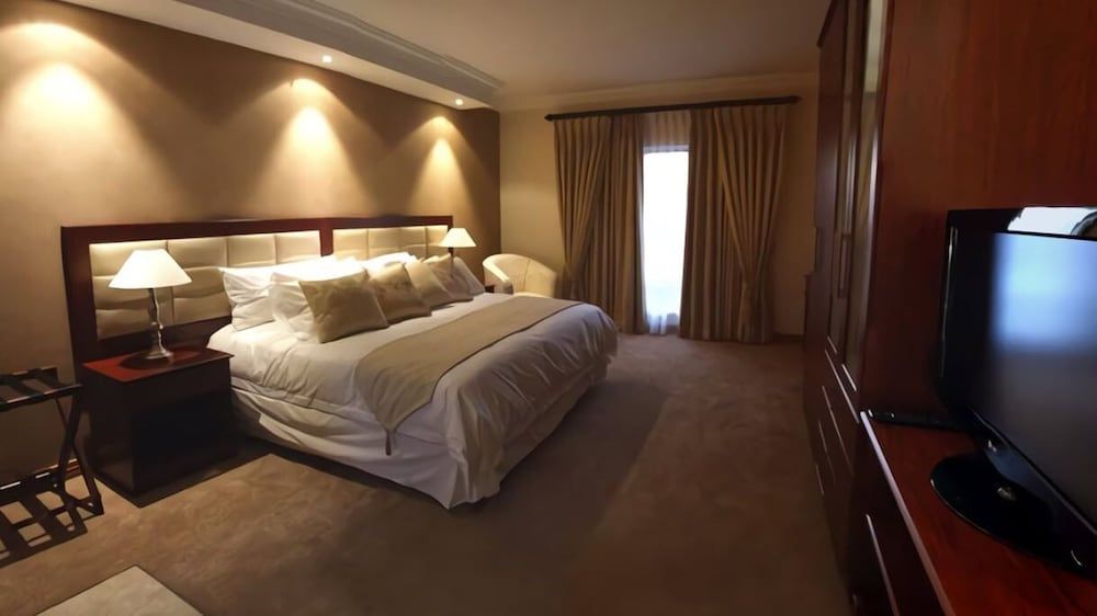 undefined The Crescent 5