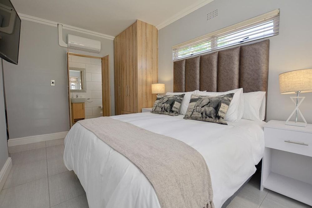 The Blue Sapphire Guesthouse Studio, Pool View 9