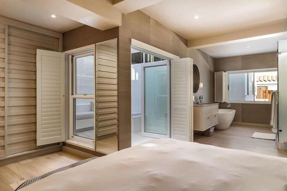 Clifton YOLO Spaces – Clifton Private Beach Villa Clifton YOLO Spaces Clifton Private Beach Villa 4