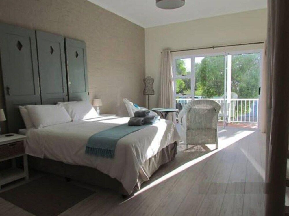 Heron Chase Self-Catering Holiday Home Studio, Balcony 5