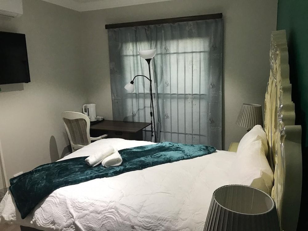 DE Aspiration Guest House Business Room, 1 Queen Bed, Pool View, Poolside 7