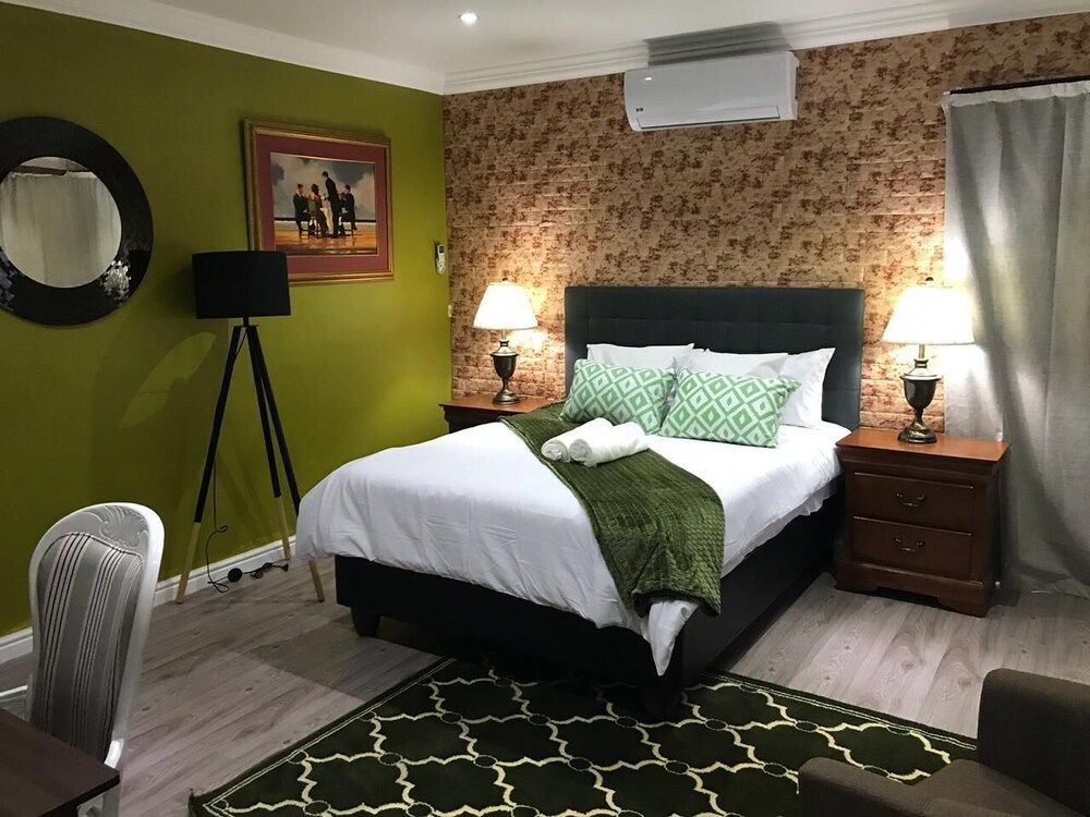 DE Aspiration Guest House Business Room, 1 Queen Bed, Pool View, Poolside 9