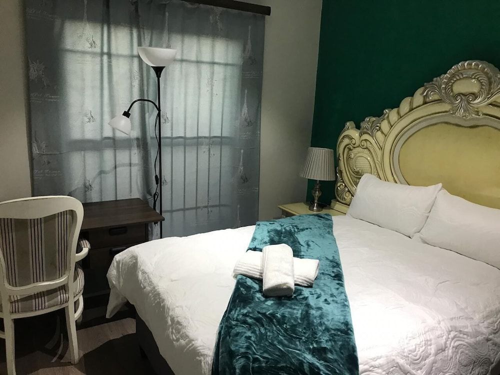 DE Aspiration Guest House Business Room, 1 Queen Bed, Pool View, Poolside 2