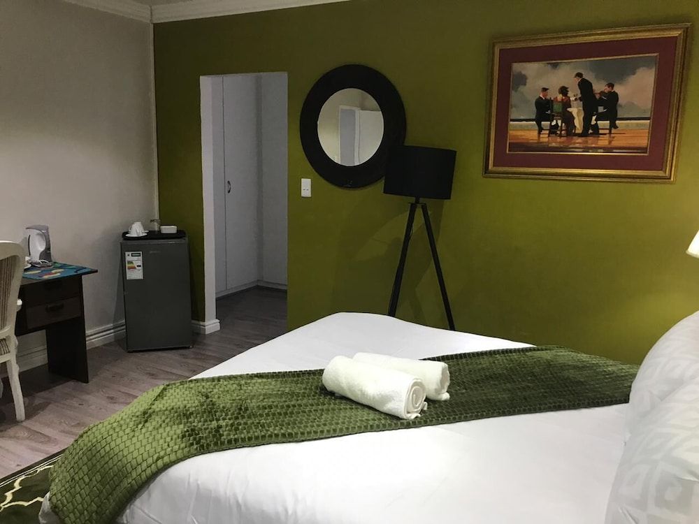 DE Aspiration Guest House Business Room, 1 Queen Bed, Pool View, Poolside 4