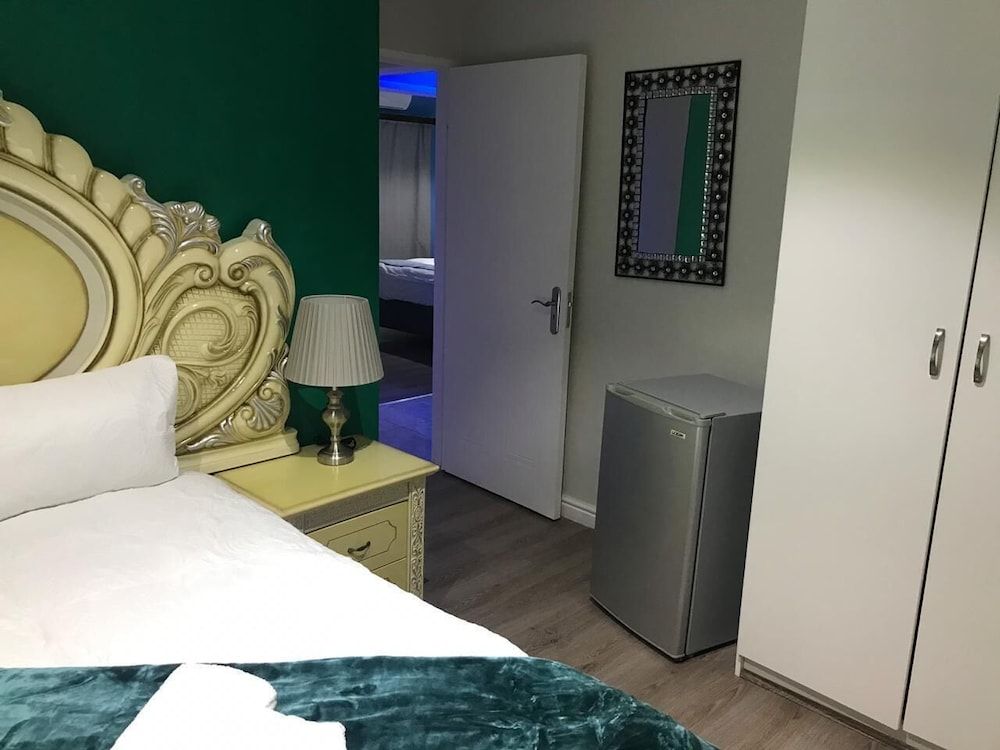 DE Aspiration Guest House Business Room, 1 Queen Bed, Pool View, Poolside 10